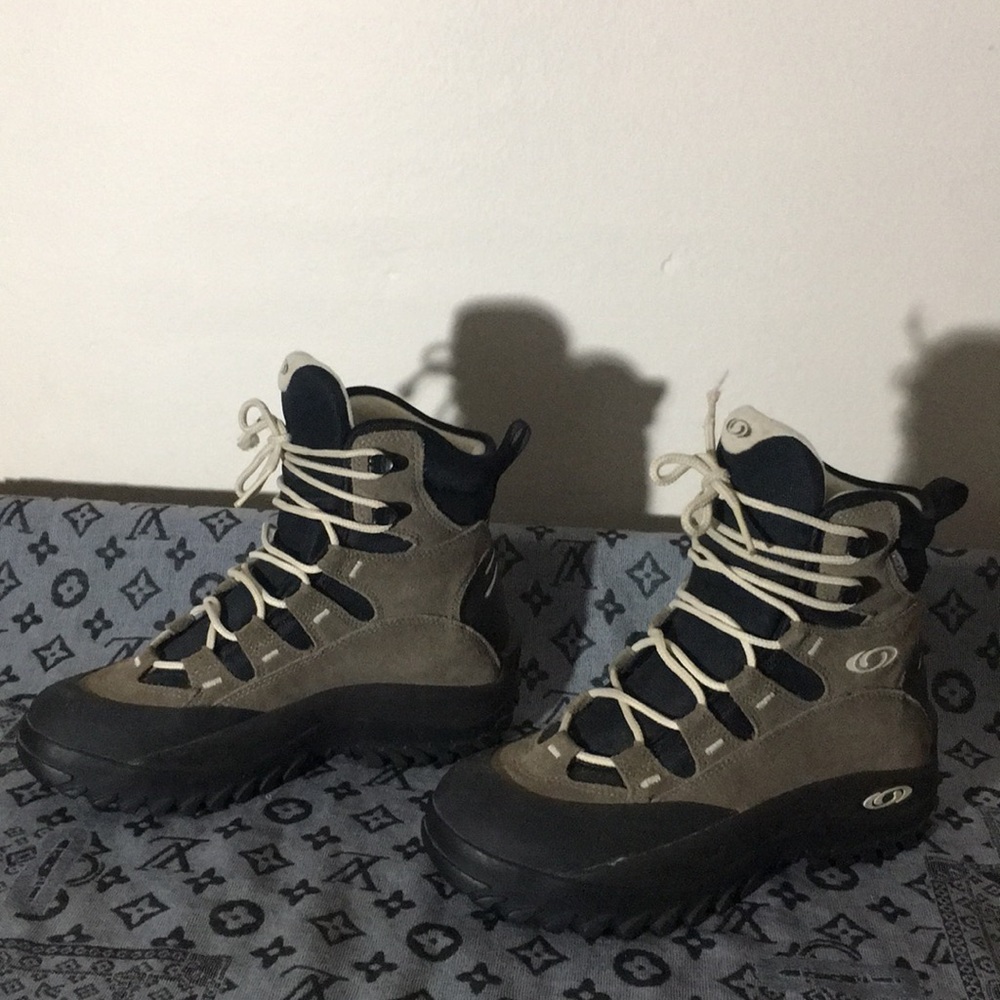 Salomon boots. Men’s 6.5, Women’s 8